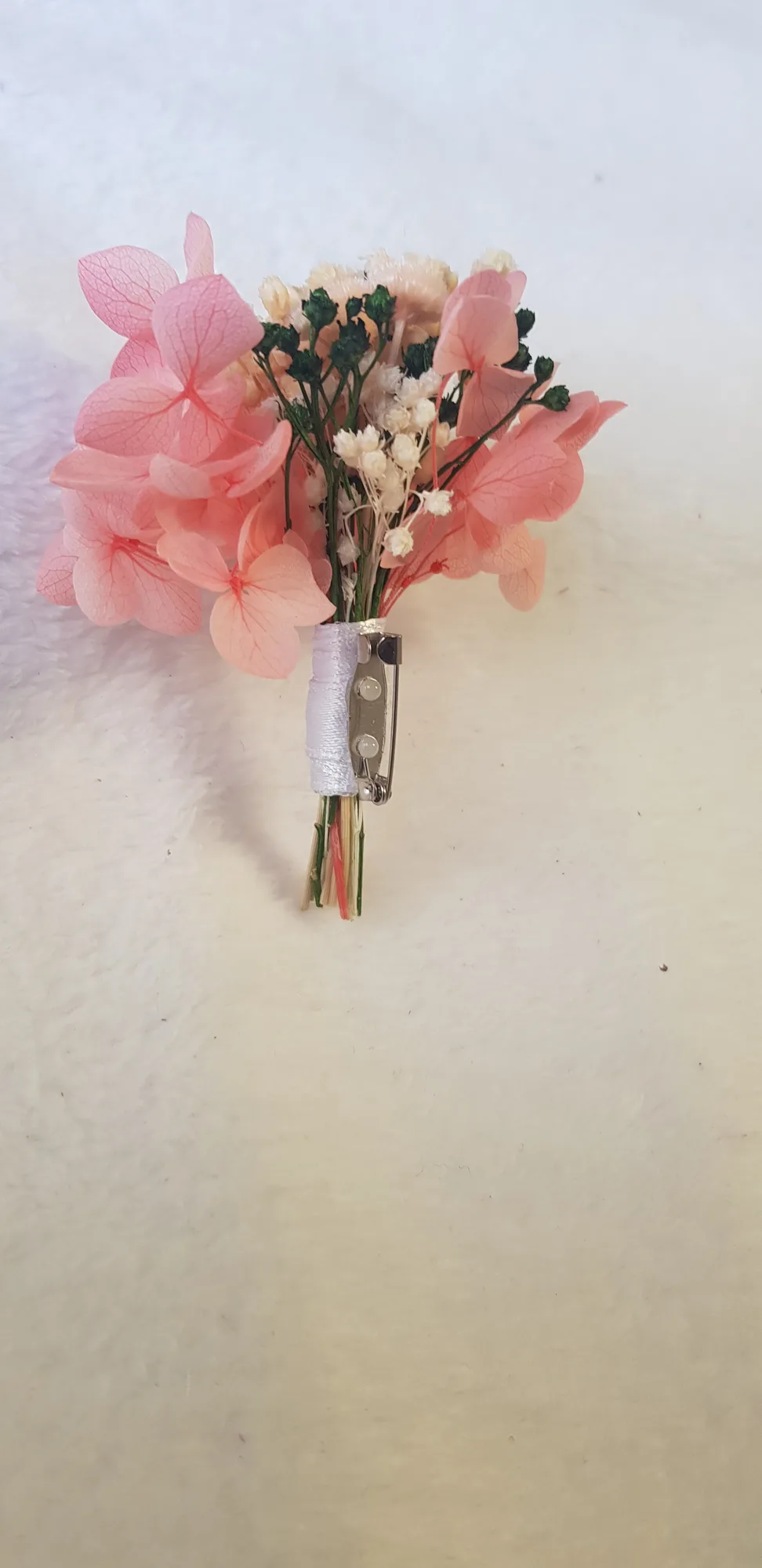 Prendido de novio rosa coral con tallo de raso blanco y alfiler