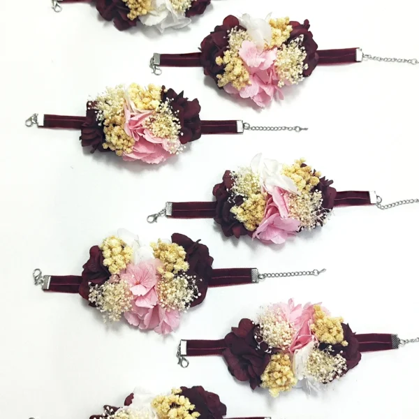 Pulsera flores preservadas: varias unidades con cinta de terciopelo burdeos