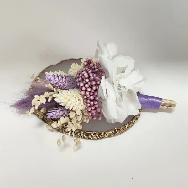 Ramillete solapa novio: hortensia blanca con espigas lila y crema y cinta de raso lila