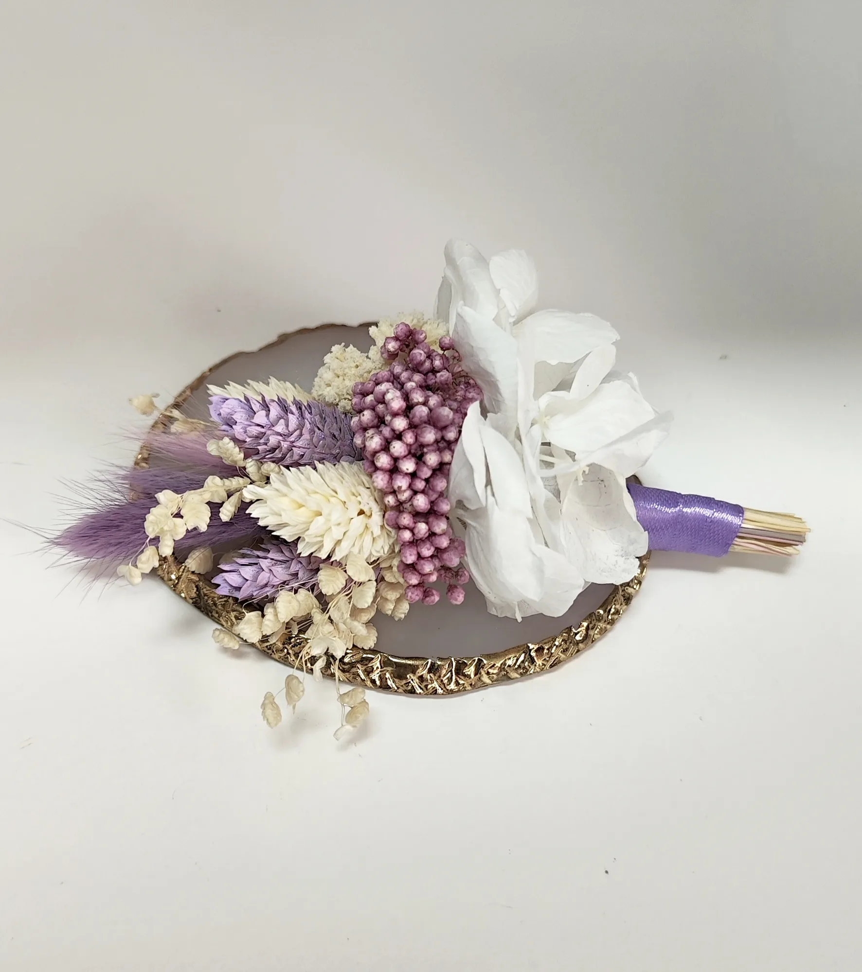 Ramillete solapa novio: hortensia blanca con espigas lila y crema y cinta de raso lila
