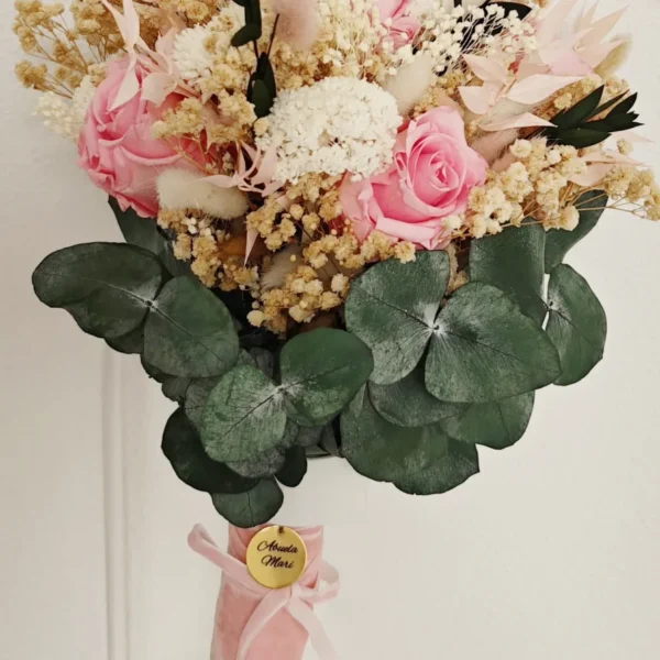 Ramo de novia con eucalipto, paniculata y rosas preservadas rosa pastel, con mango de terciopelo rosa empolvado y medalla grabada
