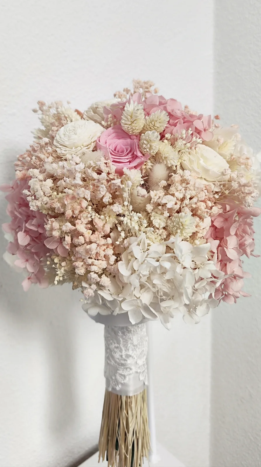 Ramo de novia preservado con hortensias, rosas rosa palo, espigas claras marfil y lagurus blancos