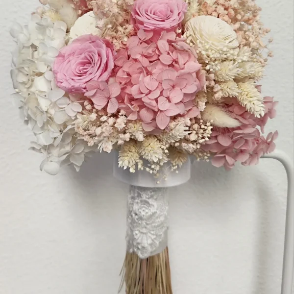 Ramo de novia preservado rosa palo y blanco con hortensias, rosas y mango de encaje blanco
