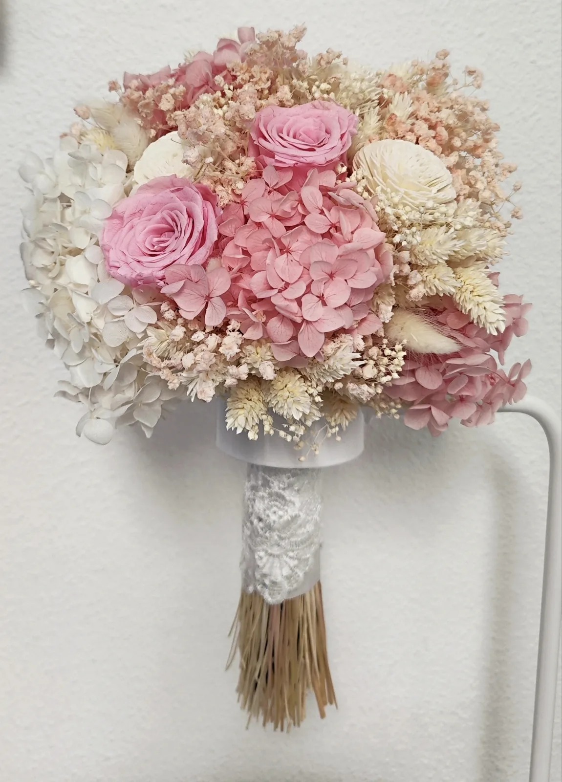 Ramo de novia preservado rosa palo y blanco con hortensias, rosas y mango de encaje blanco