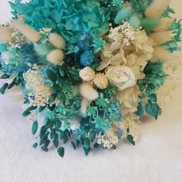Ramo de novia silvestre preservado en turquesa y blanco con hortensias, una rosa blanca, lagurus y espigas