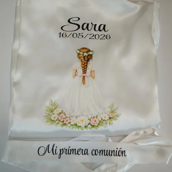 bata de comunión niña blanca con diseño DTF de niña con trenza y corona de flores