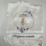 Bata de comunión con marco dorado y flores moradas