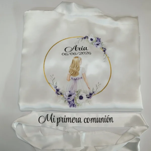 bata de comunión niña blanca con diseño DTF de marco dorado y flores moradas