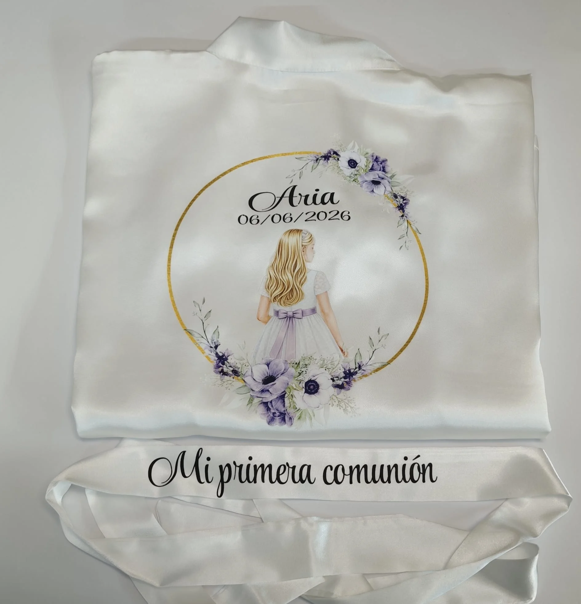 bata de comunión niña blanca con diseño DTF de marco dorado y flores moradas
