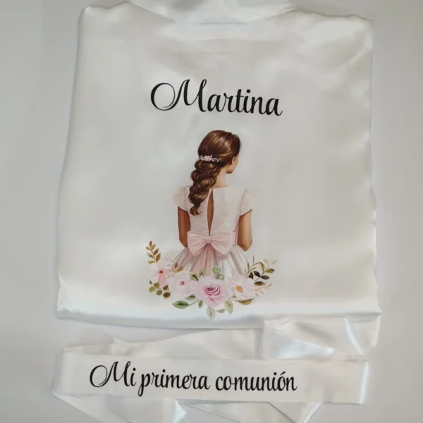 bata de comunión niña blanca con diseño DTF de niña con recogido y gran lazo rosa