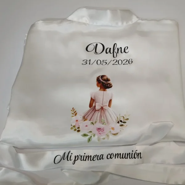 bata de comunión niña blanca con diseño DTF de niña con vestido rosa y diadema