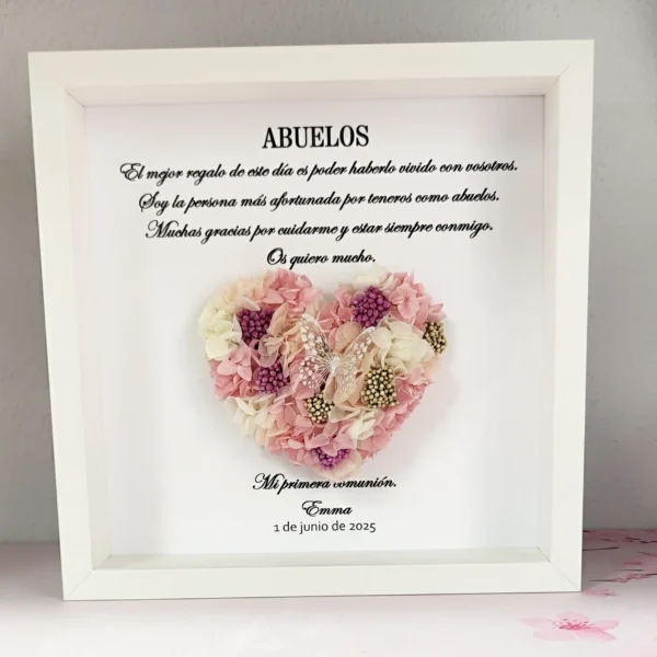 cuadro para abuelos recuerdo de primera comunión con corazón de flores preservadas rosa y mariposa