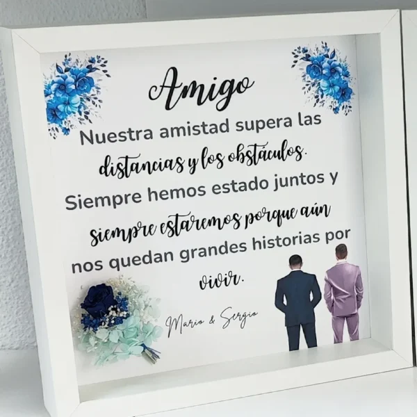 cuadro personalizado para amigo con dedicatoria y ramito de flores preservadas azules