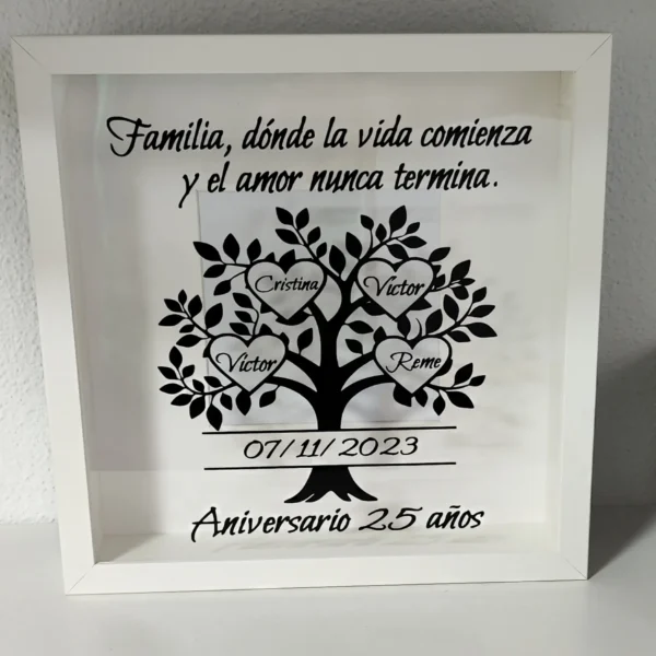 cuadro personalizado con árbol de familia, cuatro corazones con nombres y fecha