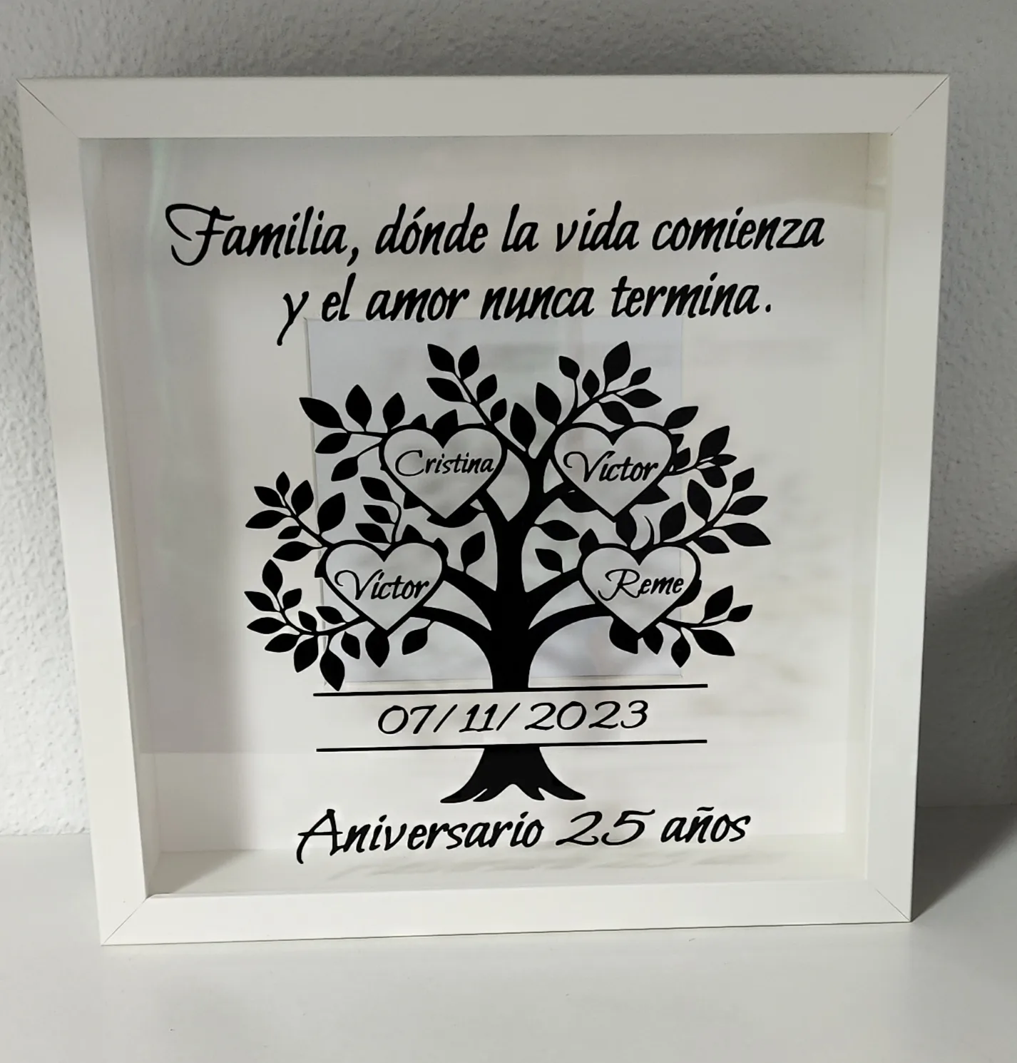 cuadro personalizado con árbol de familia, cuatro corazones con nombres y fecha