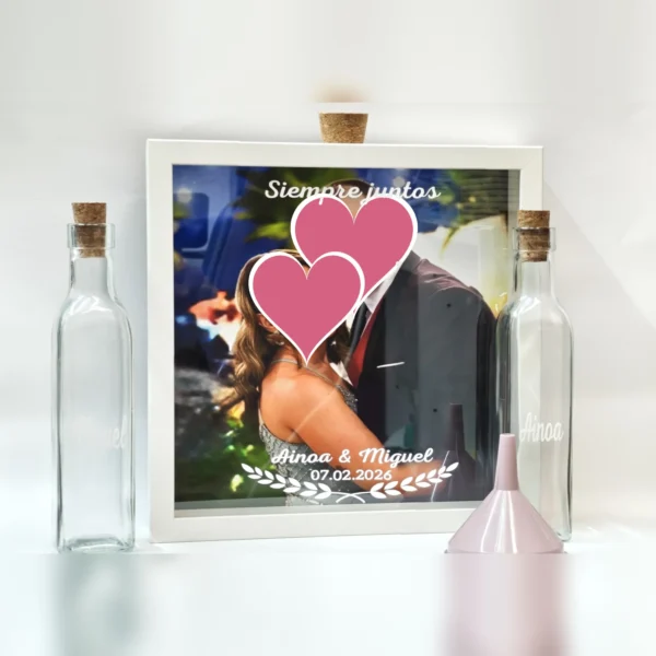cuadro con foto para ceremonia de la arena con frase, nombres y fecha, y dos botellas vacías con nombres