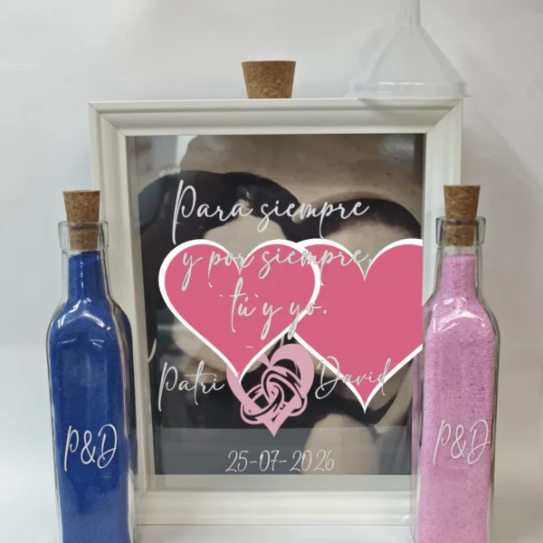cuadro con foto para ceremonia de la arena con frase, nombres y fecha, y dos botellas con arena azul y rosa