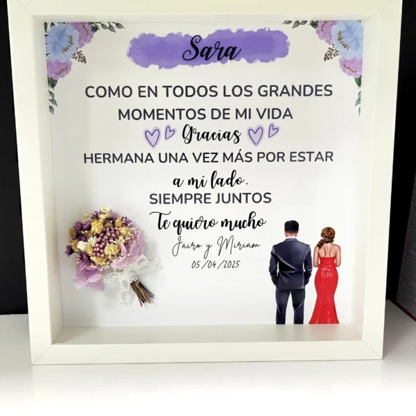 cuadro gracias hermana con nombre, dos figuras y ramo de flores preservadas lila