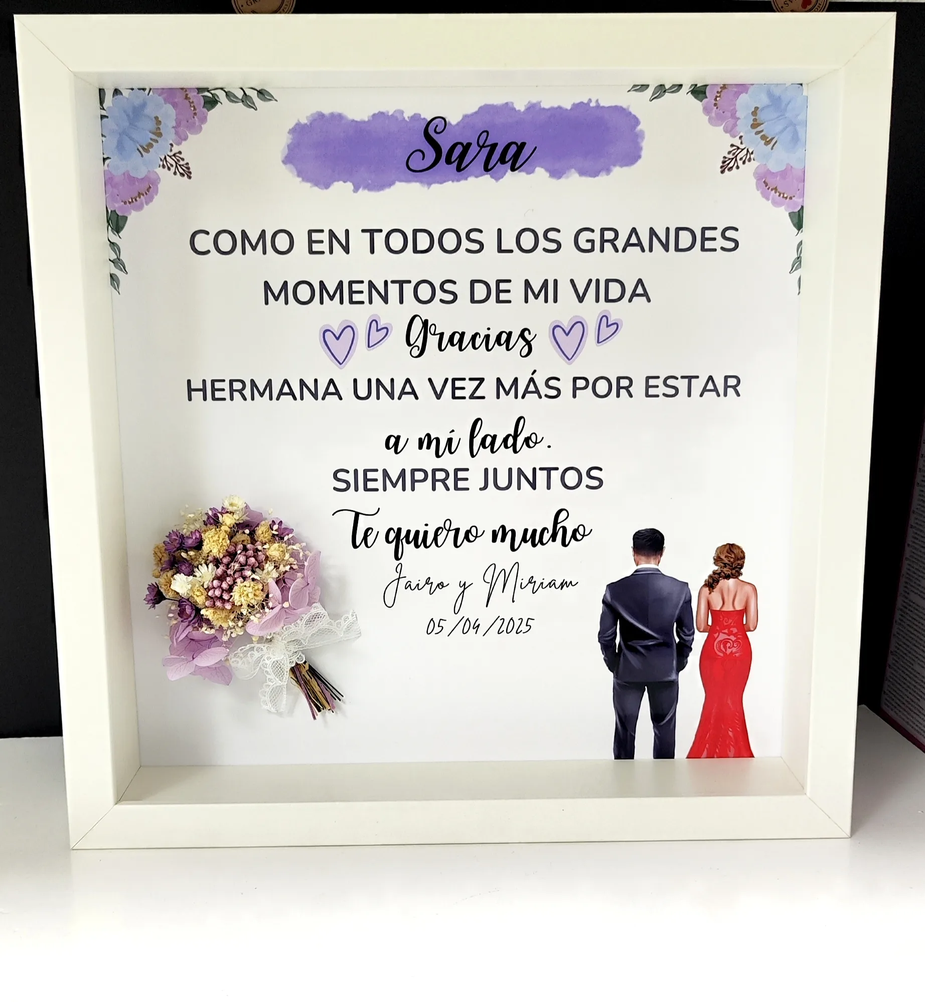 cuadro gracias hermana con nombre, dos figuras y ramo de flores preservadas lila