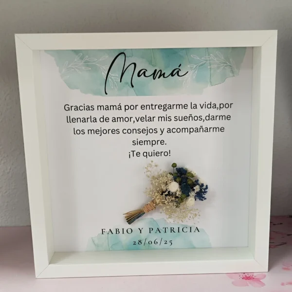 cuadro gracias mamá con acuarela verde agua y ramito de flores preservadas