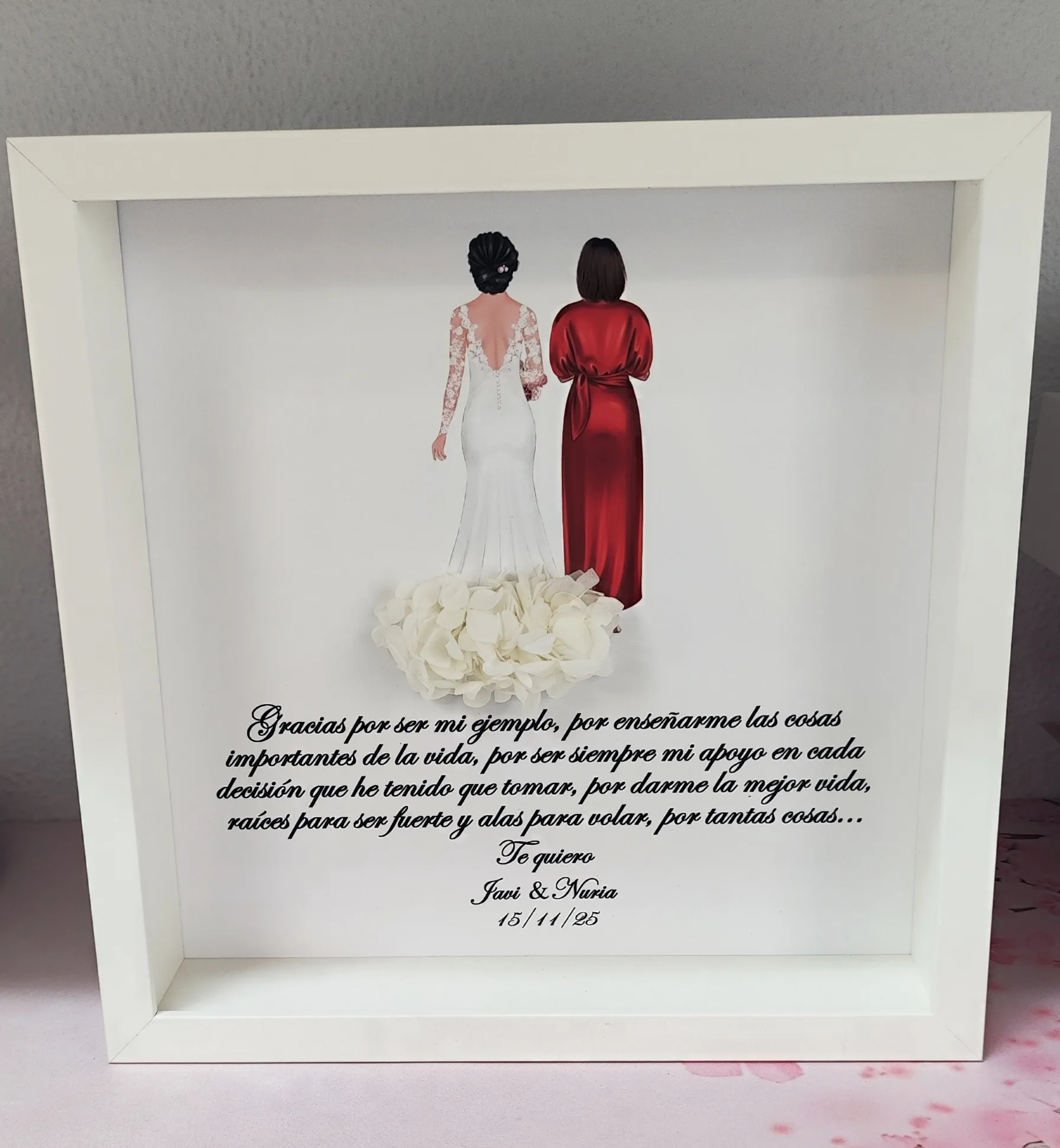 cuadro gracias por ser mi ejemplo con novia, mujer de vestido rojo y flores preservadas blancas