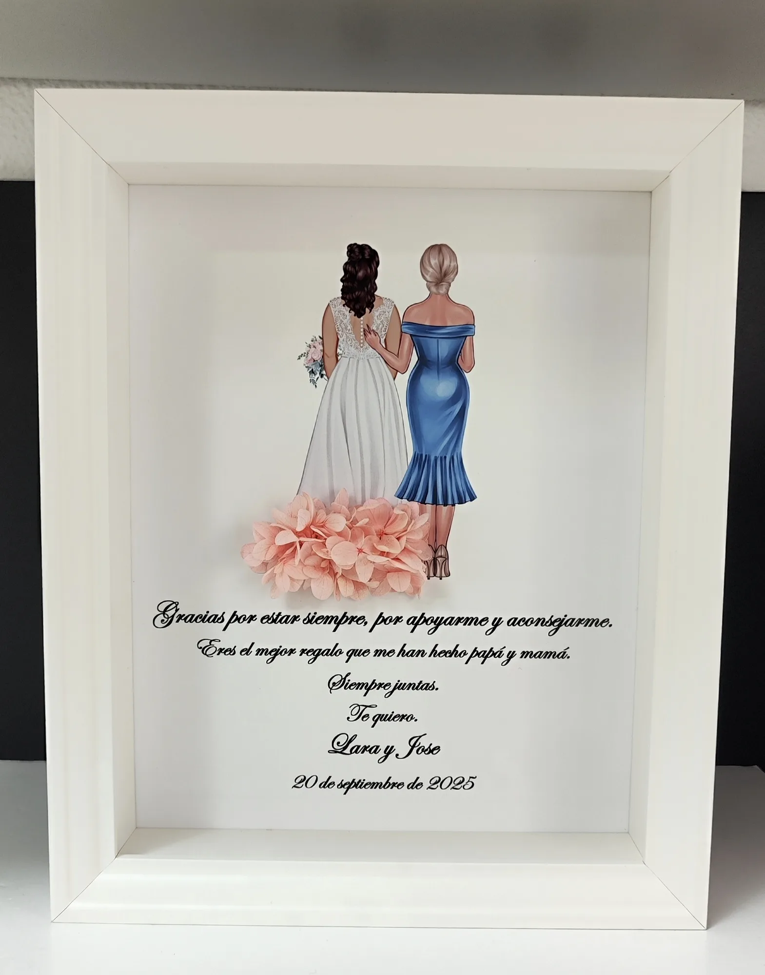cuadro para hermana con novia, vestido azul y flores preservadas salmón