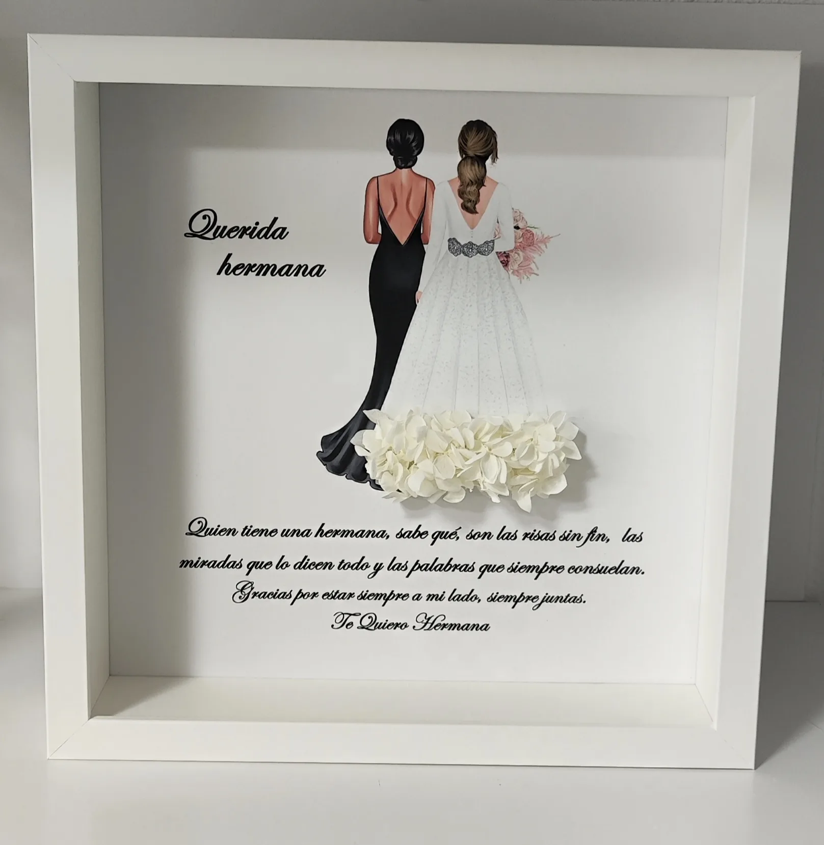 cuadro para hermana con vestido negro, novia y flores preservadas blancas