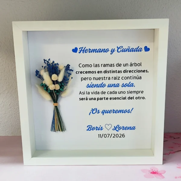 cuadro para hermano y cuñada con dedicatoria y ramo de flores preservadas azules