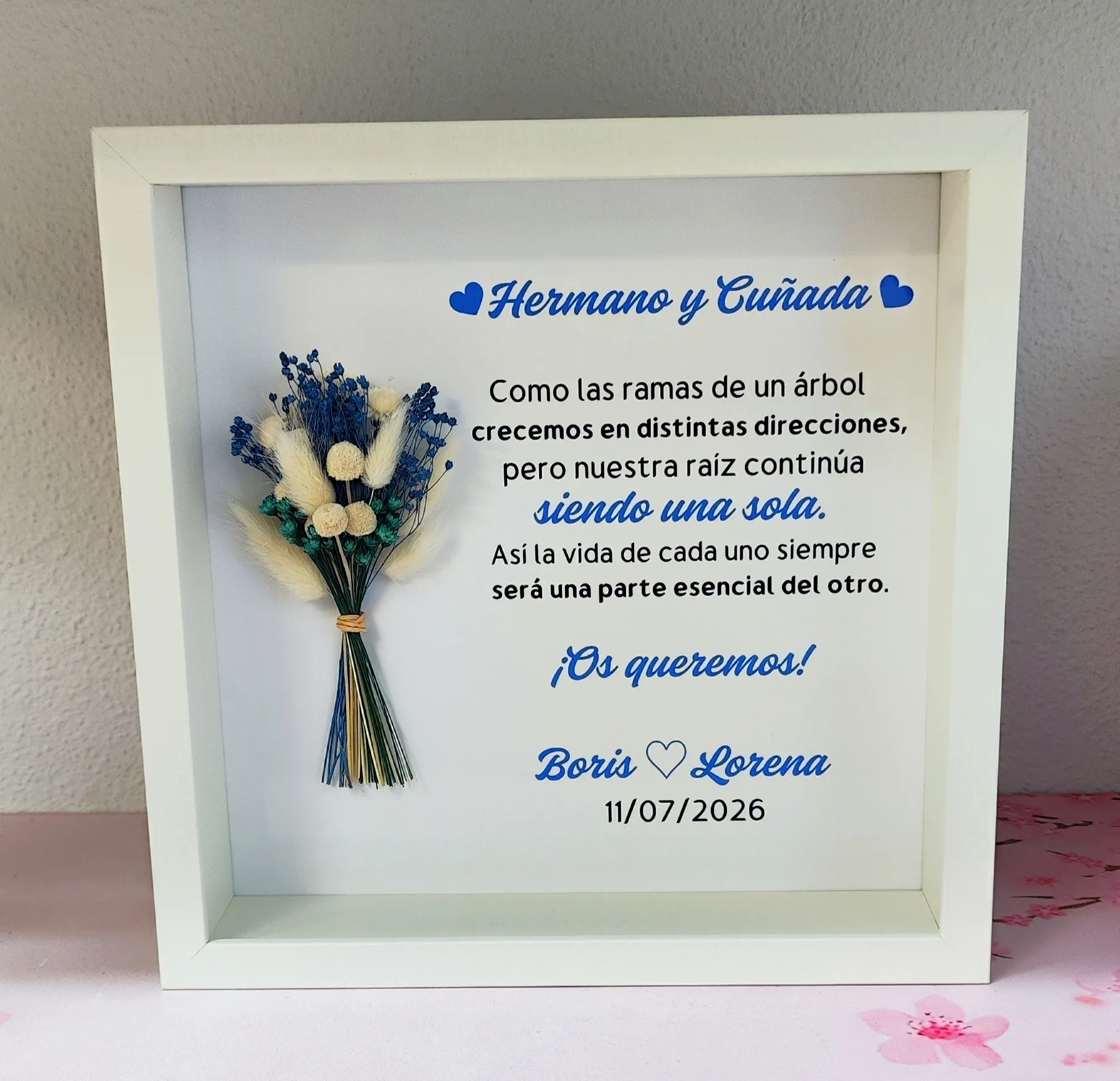cuadro para hermano y cuñada con dedicatoria y ramo de flores preservadas azules