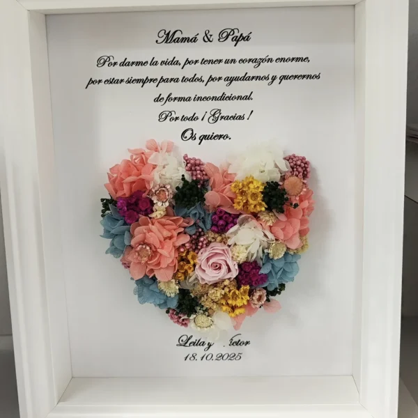 cuadro mamá y papá con corazón de flores preservadas multicolor