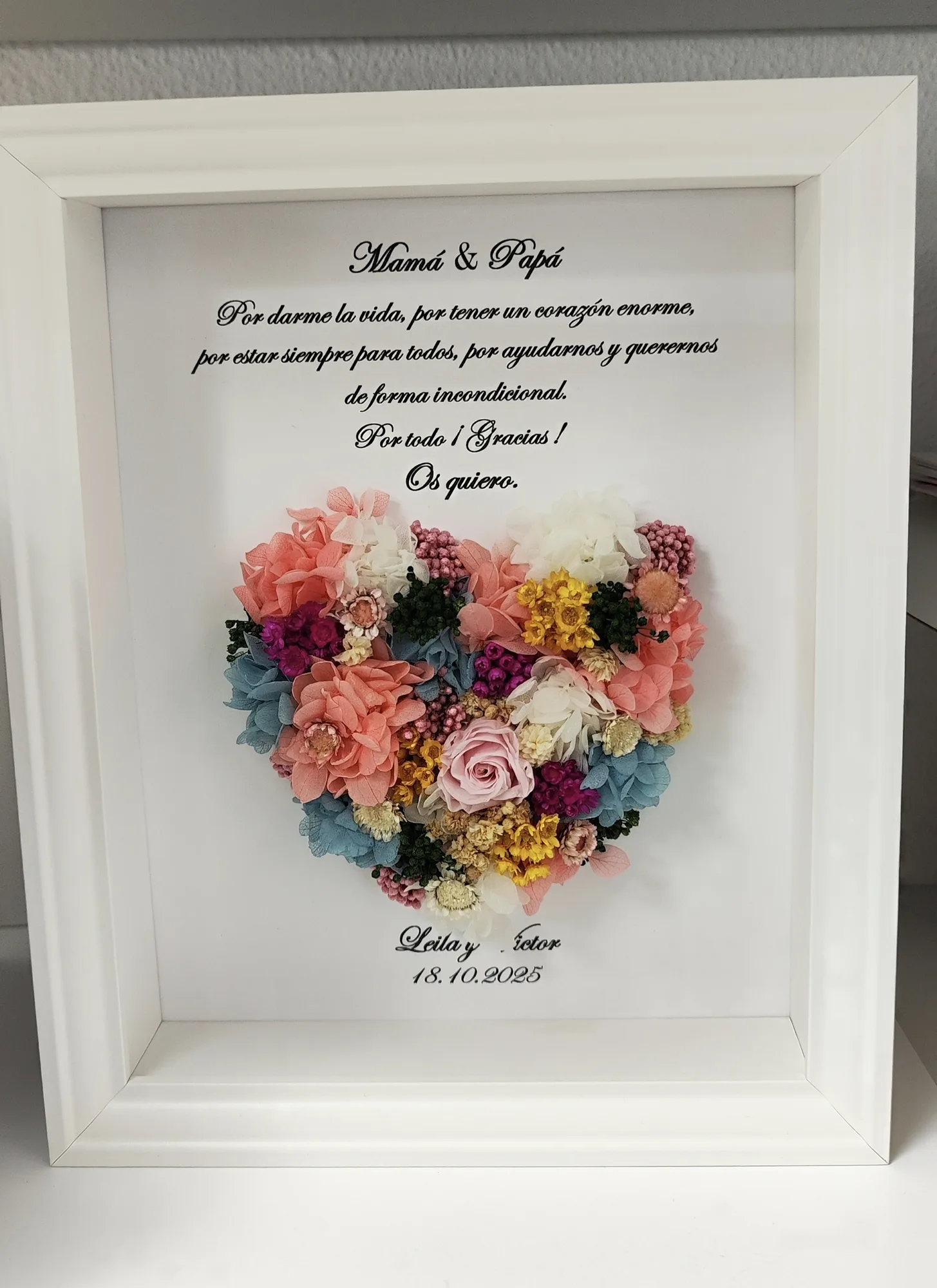 cuadro mamá y papá con corazón de flores preservadas multicolor