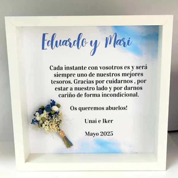 cuadro os queremos abuelos con nombres, dedicatoria y ramito de flores preservadas azules