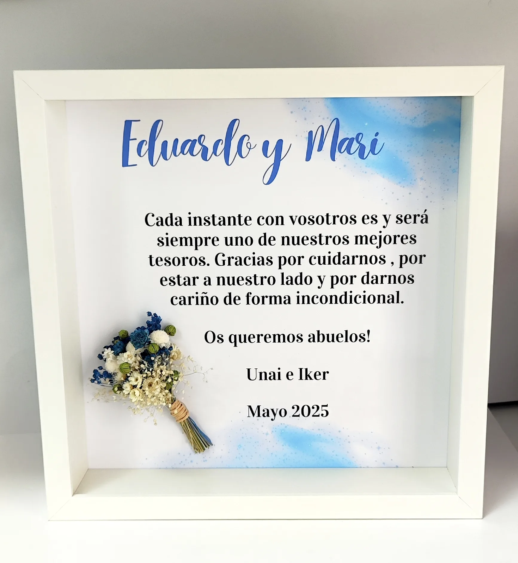 cuadro os queremos abuelos con nombres, dedicatoria y ramito de flores preservadas azules
