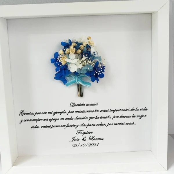cuadro querida mamá con ramo de flores preservadas azules