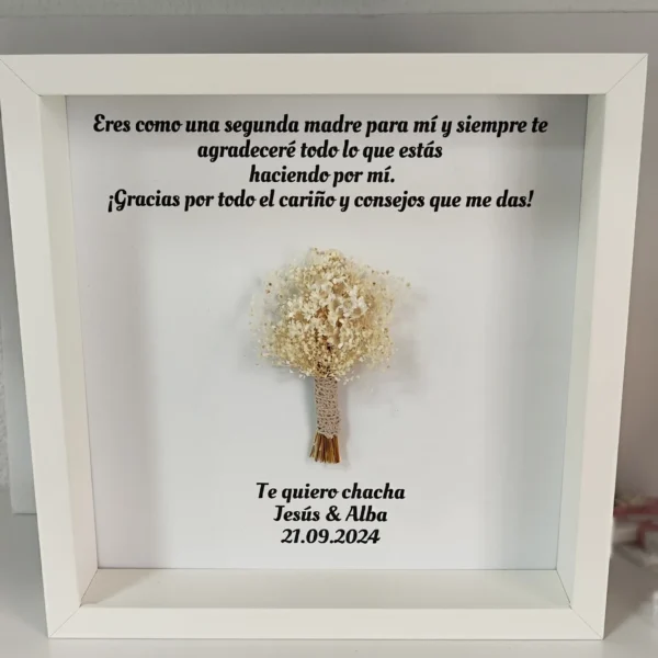 cuadro eres como una segunda madre con ramo de flores preservadas en blanco y crema
