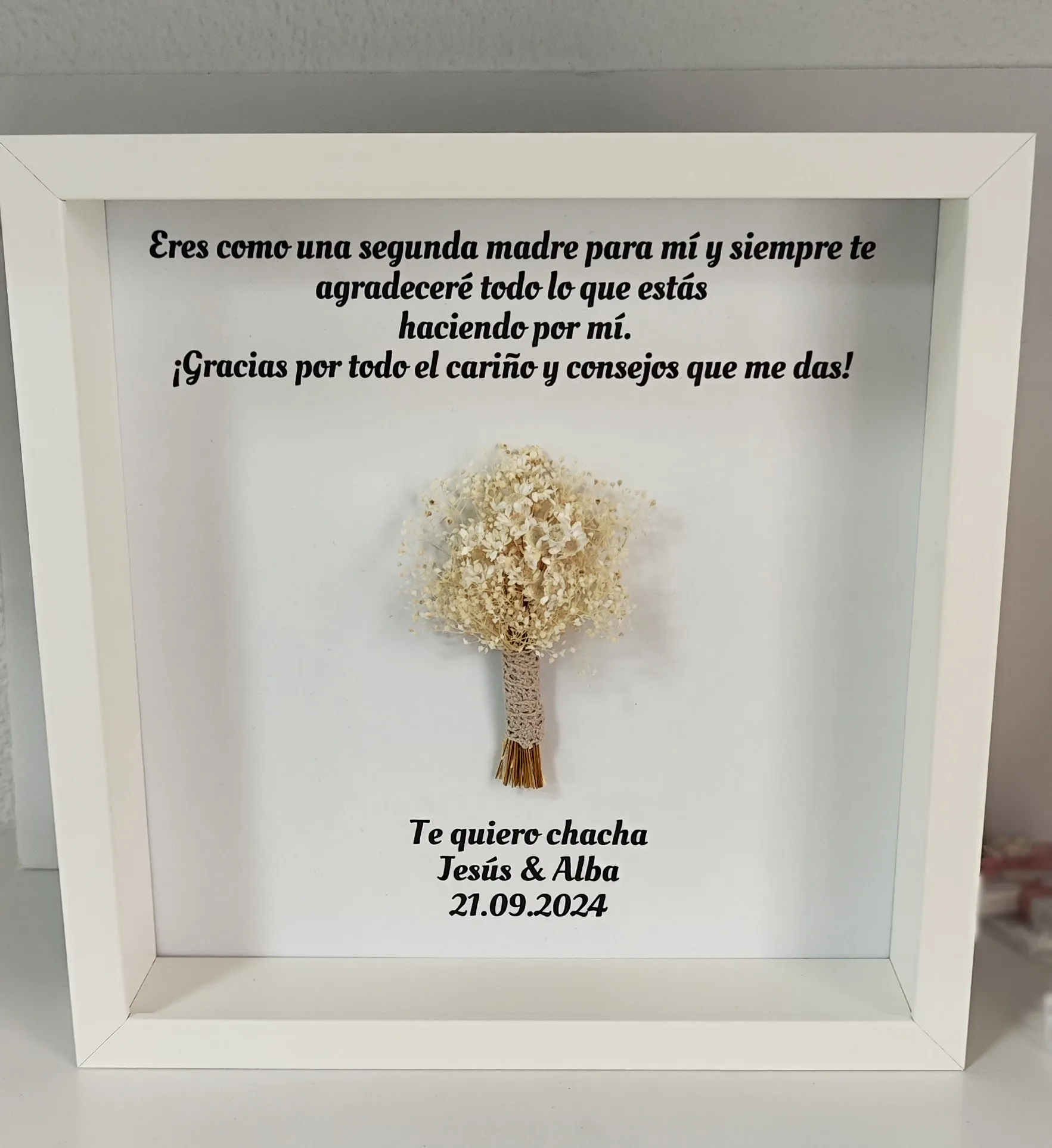cuadro eres como una segunda madre con ramo de flores preservadas en blanco y crema