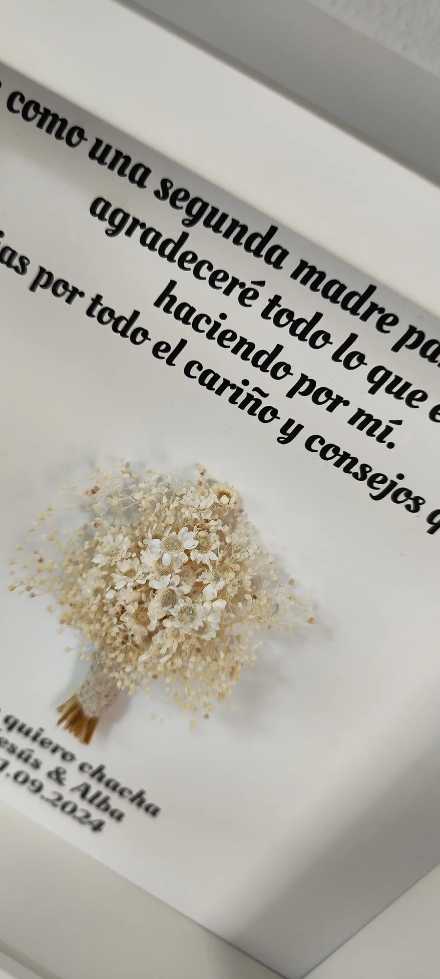 detalle del ramo de flores preservadas del cuadro segunda madre