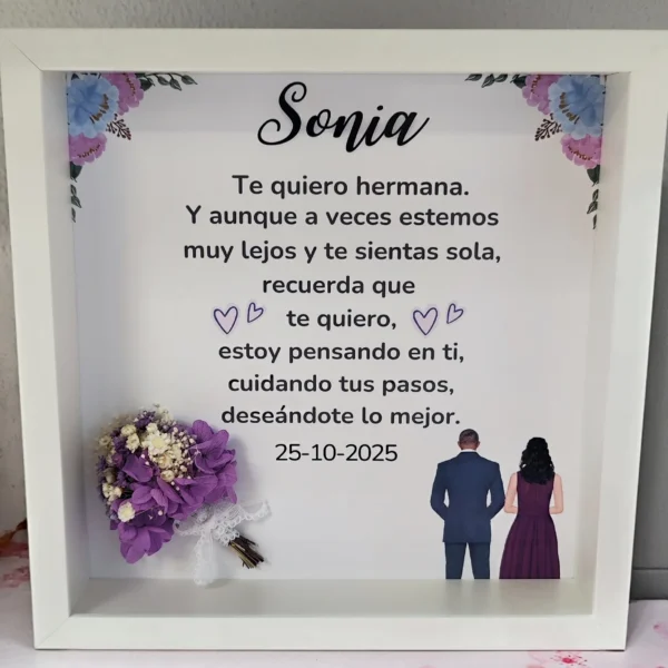 cuadro te quiero hermana con nombre, dos figuras y ramo de flores preservadas moradas