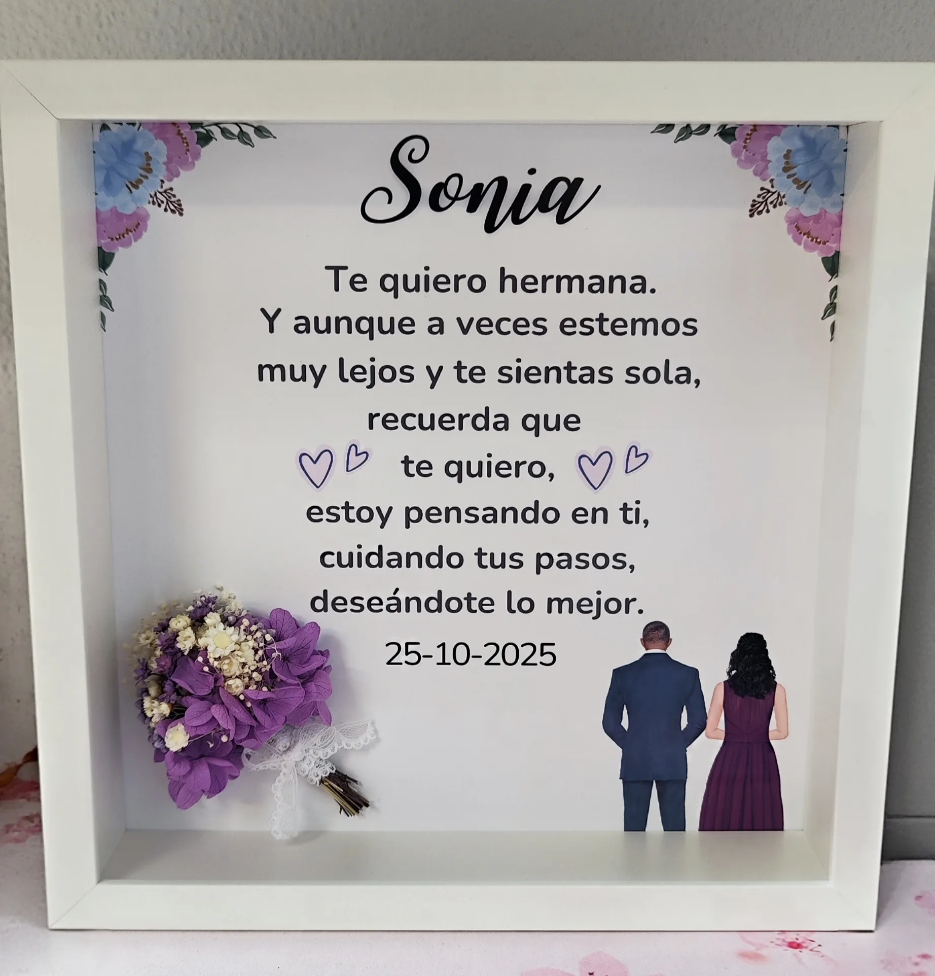 cuadro te quiero hermana con nombre, dos figuras y ramo de flores preservadas moradas