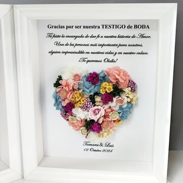 cuadro para testigo de boda con corazón de flores preservadas multicolor