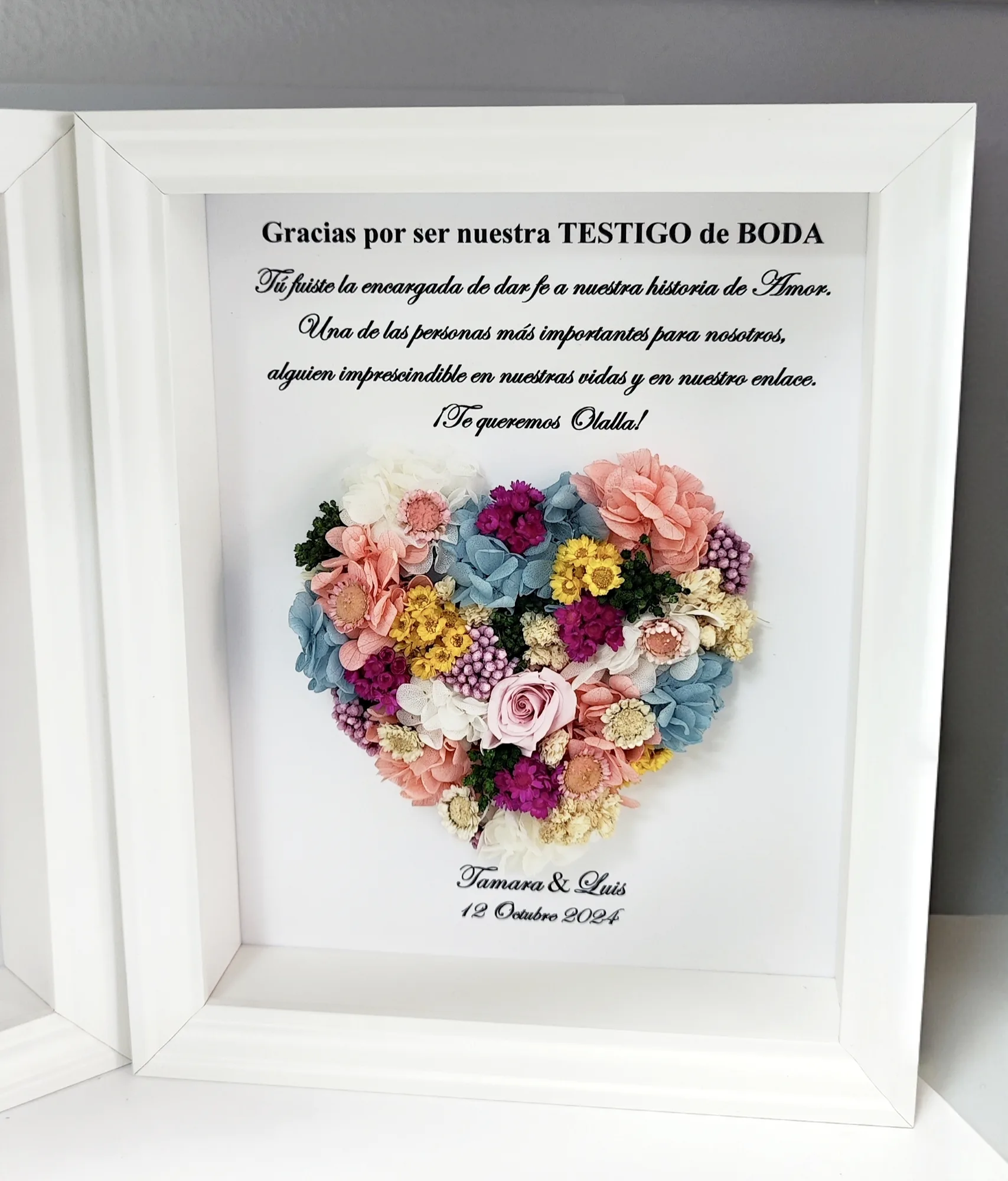 cuadro para testigo de boda con corazón de flores preservadas multicolor