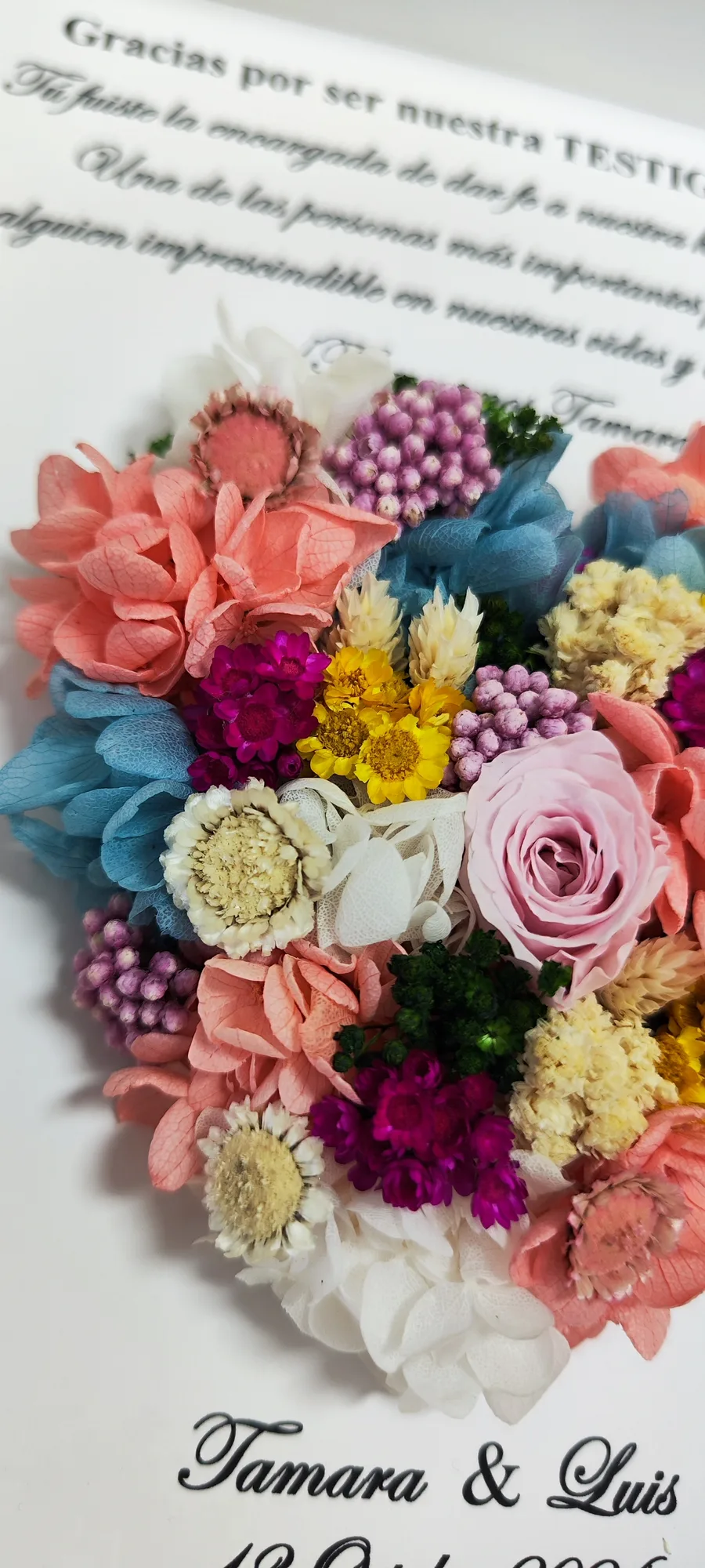 detalle del corazón de flores preservadas multicolor del cuadro para testigo