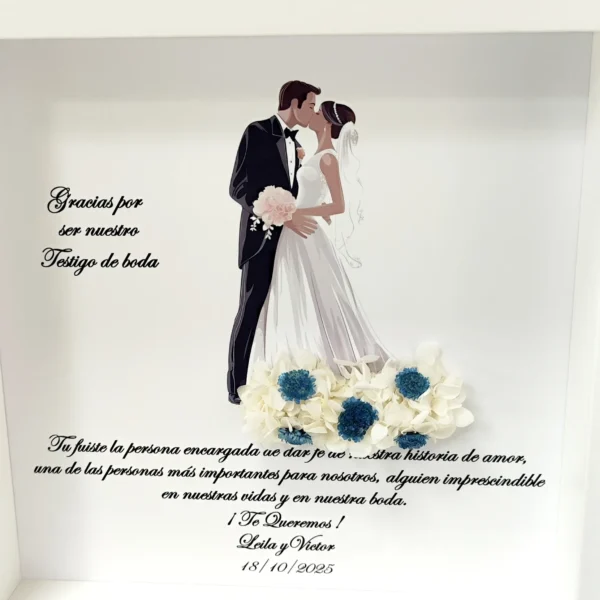 cuadro para testigo de boda con novios besándose y flores preservadas blancas y azules
