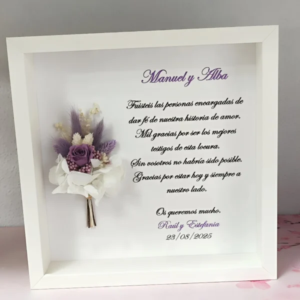 cuadro para testigos de boda con nombres, dedicatoria y ramo de flores preservadas lila