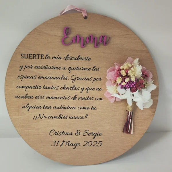 placa de madera redonda para amiga con nombre en fucsia, dedicatoria y ramito de flores preservadas rosas