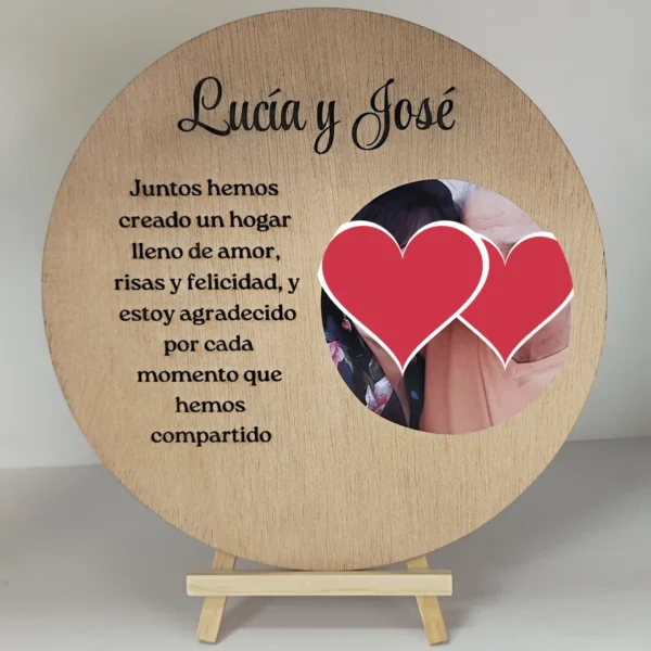 placa de madera redonda con foto de pareja, nombres y dedicatoria sobre caballete