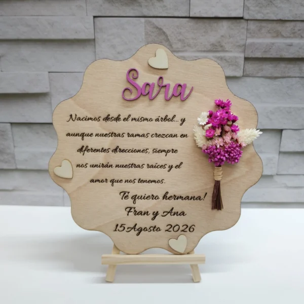 placa de madera de borde ondulado para hermana con nombre en fucsia, corazones de madera y ramito de flores preservadas