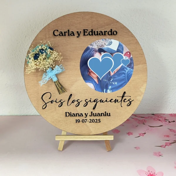 placa de madera sois los siguientes con foto, nombres y ramito de flores preservadas azules